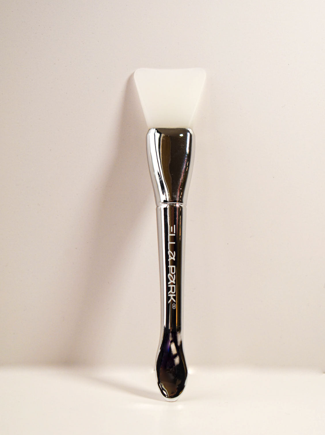 Skin Brush de Ella Park — herramienta facial para limpieza profunda y exfoliación suave, ideal para mejorar la textura de la piel.