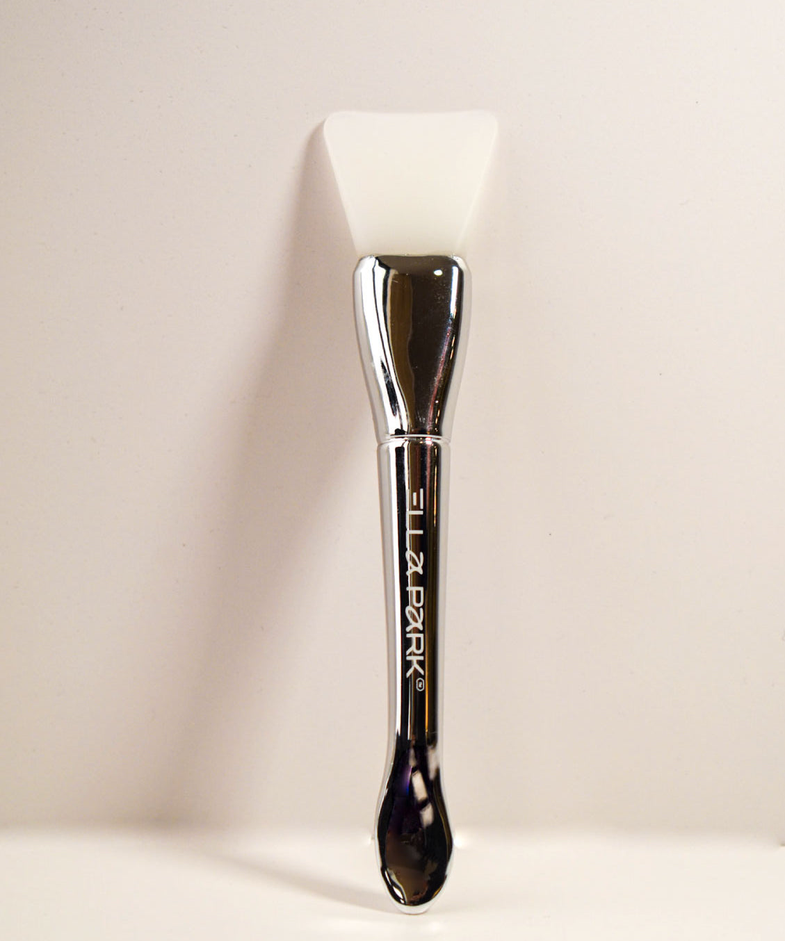 Skin Brush de Ella Park — herramienta facial para limpieza profunda y exfoliación suave, ideal para mejorar la textura de la piel.