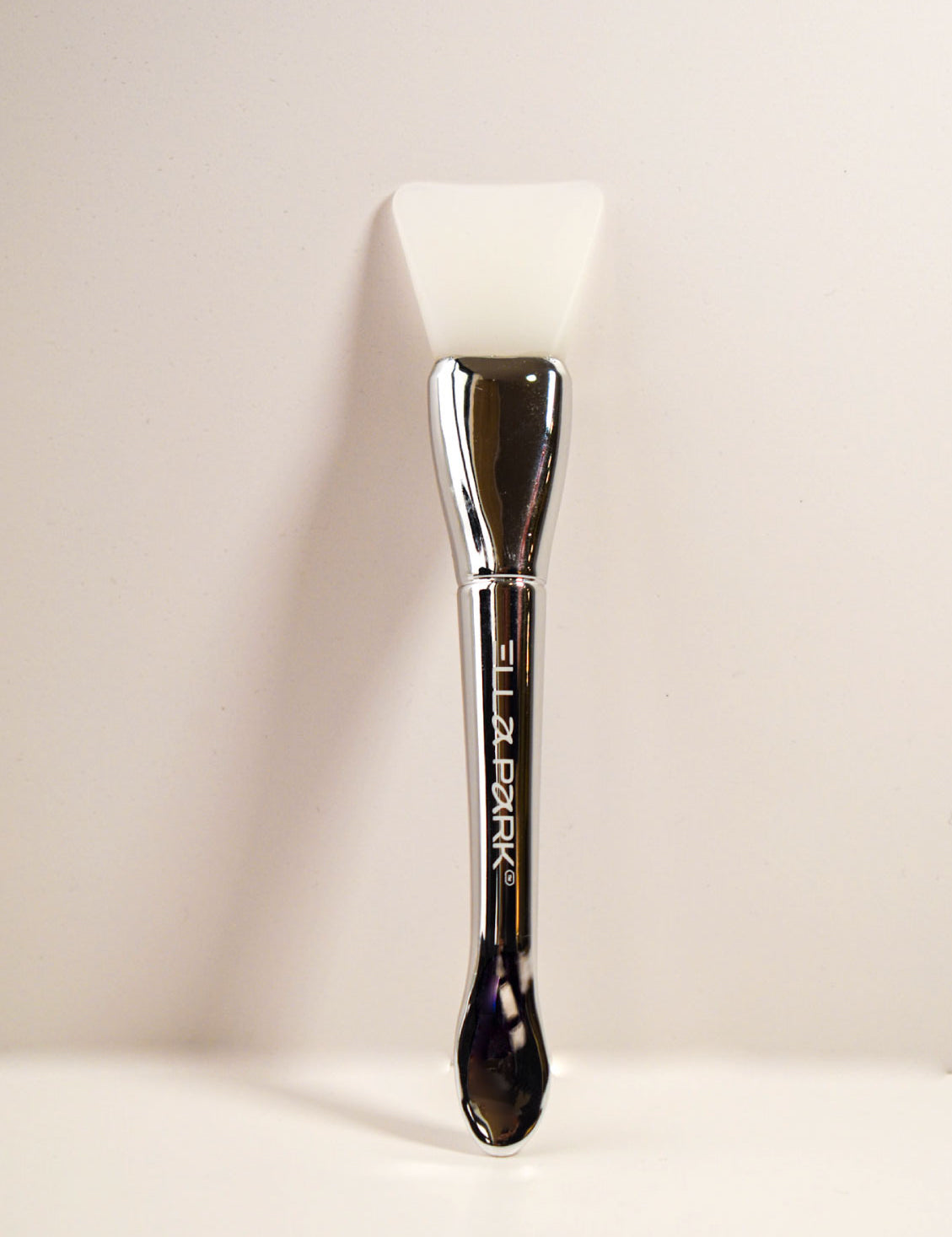 Skin Brush de Ella Park — herramienta facial para limpieza profunda y exfoliación suave, ideal para mejorar la textura de la piel.